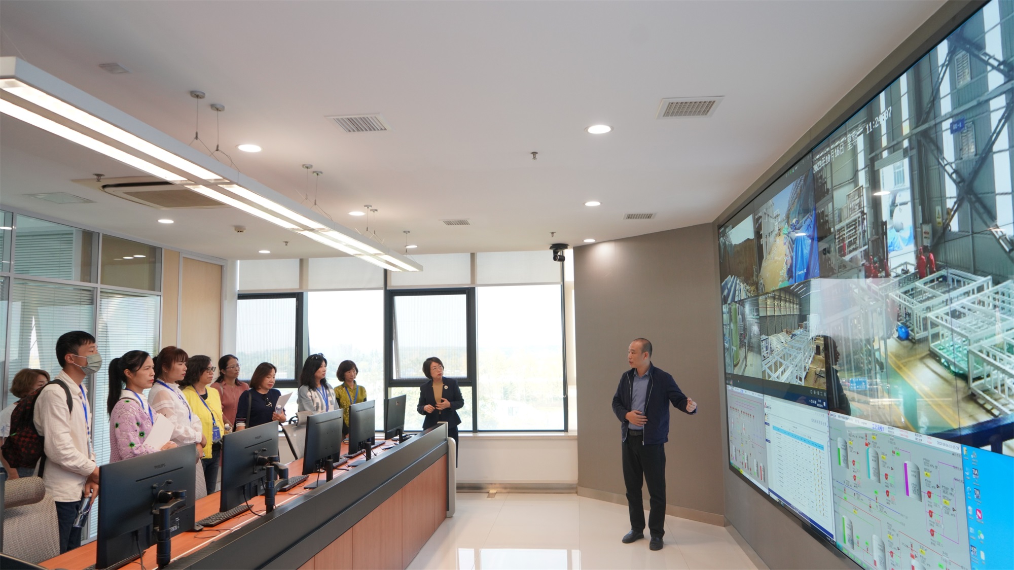 莘莘蓝海意，晓映两岸情